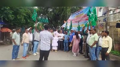 छात्रों पर लाठीचार्ज के विरोध में झामुमो ने केंद्र सरकार का पुतला फूंका