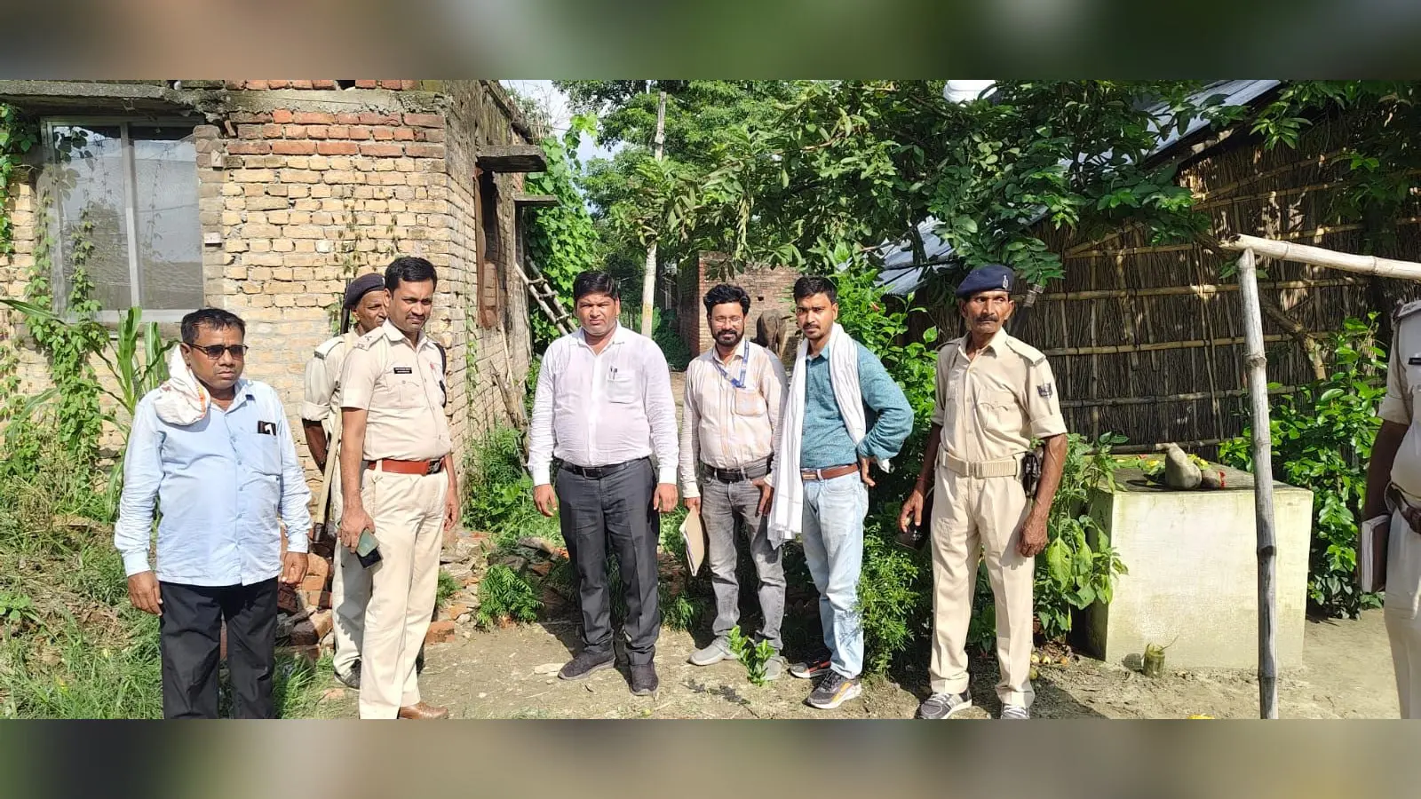 बेतिया के कठहा गांव में सरकारी रास्ता अतिक्रमण मुक्त, हाई कोर्ट के आदेश पर चला प्रशासन का अभियान