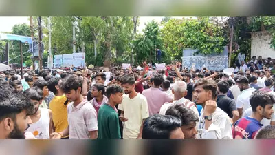 बेगूसराय समाहरणालय पर उग्र प्रदर्शन, असामाजिक तत्वों ने की पत्थरबाजी, एसडीओ और कई मीडियाकर्मी चोटिल