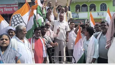 बलिया में कांग्रेस कार्यकर्ताओं का उग्र प्रदर्शन, केंद्रीय शिक्षा मंत्री के इस्तीफे की उठाई मांग