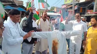 NEET धांधली और राहुल गांधी पर कार्रवाई के विरोध में बिफरे कांग्रेसी, पीएम का फूंका पुतला