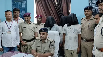भभुआ इंटरसिटी में महिला का पर्स उड़ाने वाले तीन शातिर गिरफ्तार, लाखों के जेवर व नकदी बरामद