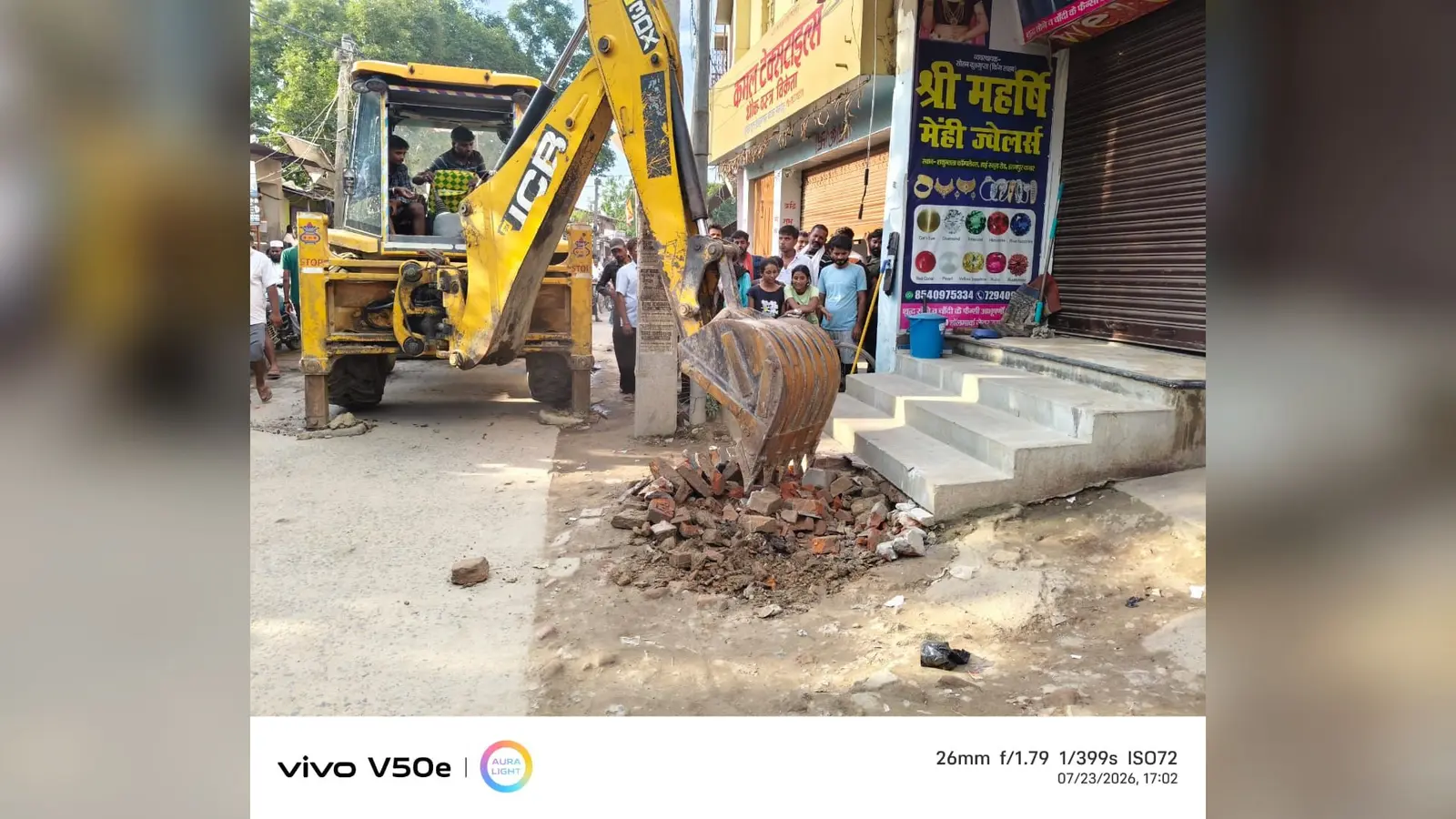 समस्तीपुर: हसनपुर बाजार में चला अतिक्रमण हटाओ अभियान, जेसीबी से हटाए गए अवैध कब्जे
