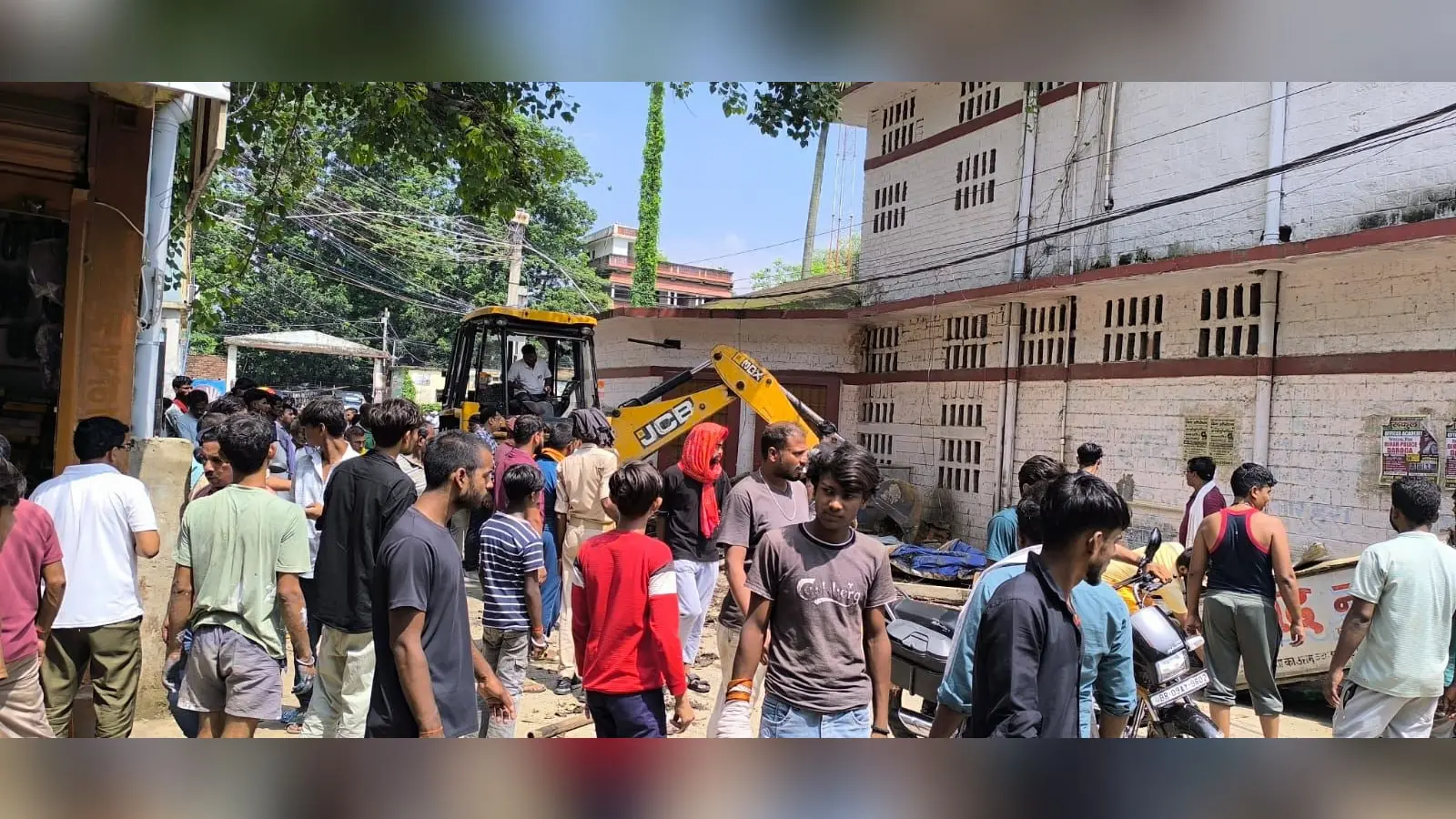बेगूसराय: बलिया प्रखंड परिसर से हटीं अवैध दुकानें, प्रशासन ने बुलडोजर चलाकर की कार्रवाई