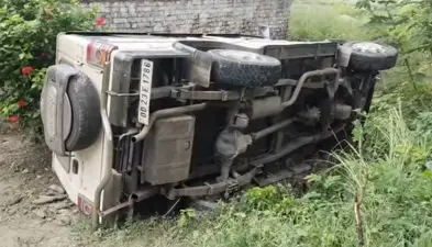 सारण में ड्राइवर की लापरवाही से पलटी बोलेरो, उड़ीसा से सीवान जा रहे चार लोग गंभीर घायल