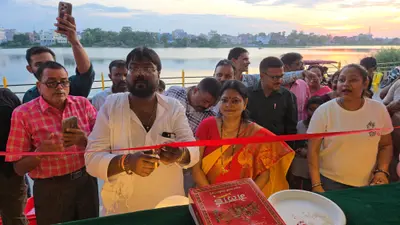 'द मून कैफे' का भव्य शुभारंभ: मरीन ड्राइव पर युवाओं को मिलेगा खास माहौल, गुड्डू श्रीवास्तव ने किया उद्घाटन