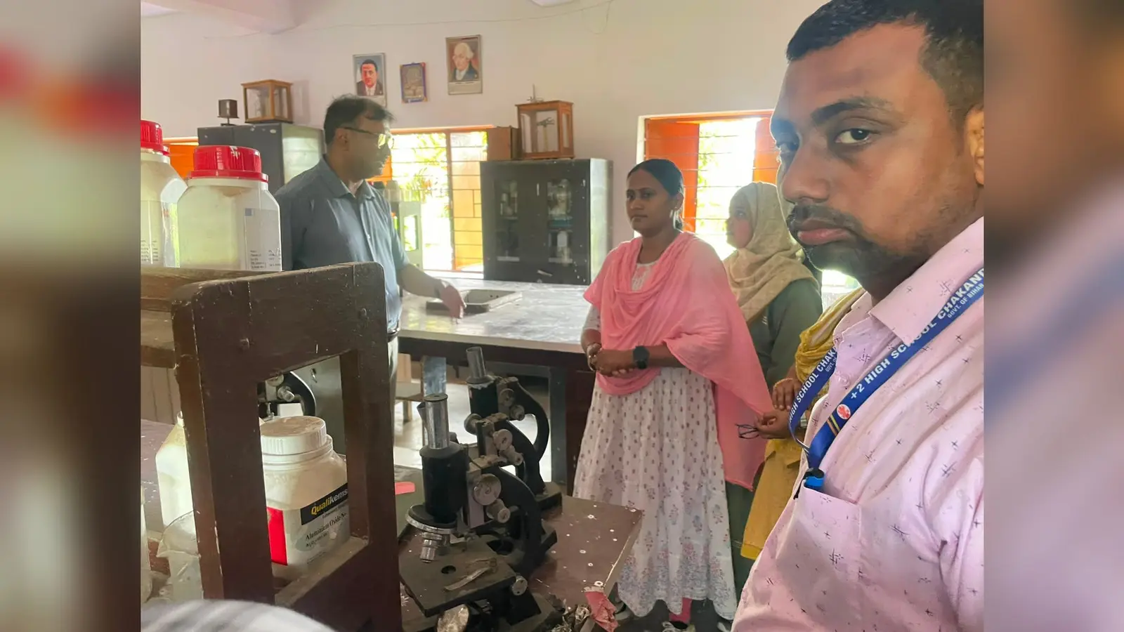 गया जी : चाकंद मॉडल स्कूल का डीईओ ने किया निरीक्षण, लैब अपडेट और डिजिटल शिक्षा पर जोर