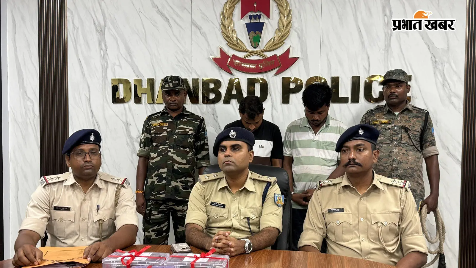 धनबाद में आपराधिक साजिश नाकाम, प्रिंस खान गैंग के दो गुर्गे हथियार और जिंदा बम के साथ गिरफ्तार