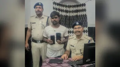 वैशाली: चलती ट्रेन में मोबाइल झपटने वाला बदमाश गिरफ्तार, दो मोबाइल और बाइक बरामद