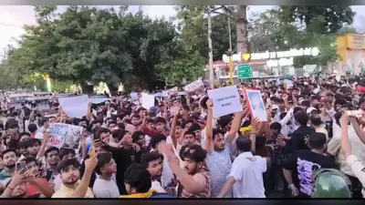 दिल्ली लाठीचार्ज के विरोध में मोतिहारी की सड़कों पर उतरे छात्र, कचहरी चौक 30 मिनट तक जाम