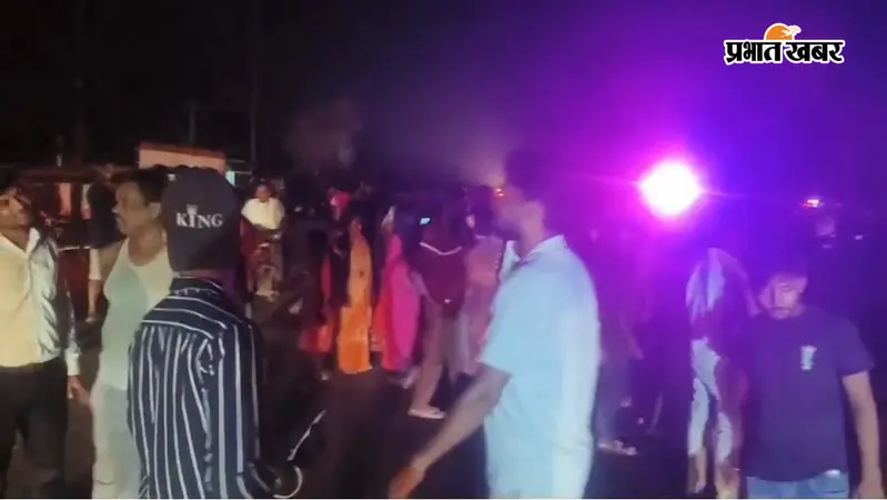 सड़क हादसे में बुजुर्ग की मौत के बाद भड़के लोग, एनएच-28ए पर आगजनी कर 2 घंटे तक जाम