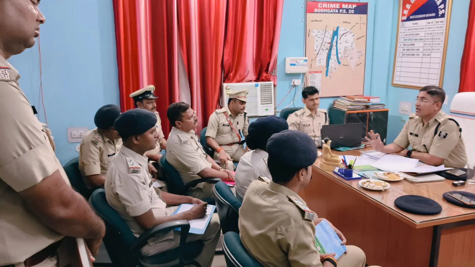 गया जी : अचानक बोधगया थाना पहुंचे सिटी एसपी, पेंडिंग केस को जल्द निपटाने का दिया निर्देश