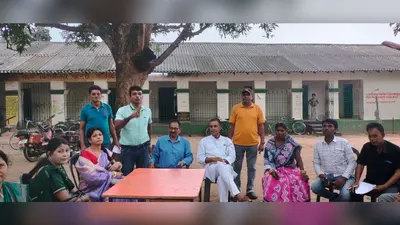 सारठ: राजनीतिक दल के प्रतिनिधि ने एसआइआर की प्रगति रिपोर्ट देखी