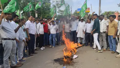 नीट पेपर लीक मामले में झामुमो का प्रदर्शन, केंद्रीय मंत्रियों का पुतला फूंका
