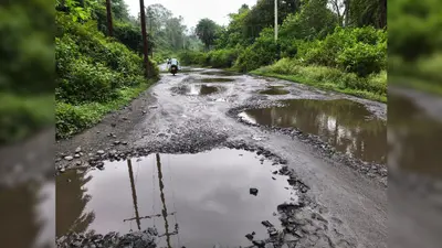 जर्जर सड़क से परियोजना कर्मियों और ग्रामीणों की बढ़ी परेशानी