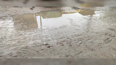 चेनारी में हल्की बारिश ने खोली नगर पंचायत की पोल, नालियों की सफाई नहीं होने से सड़कों पर जलजमाव और कीचड़