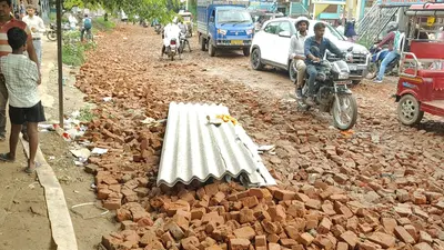 चेनारी में नगर पंचायत की लापरवाही पड़ी भारी, रोड़ी से फिसलकर पलटा ऑटो, दो घायल, सामान बर्बाद
