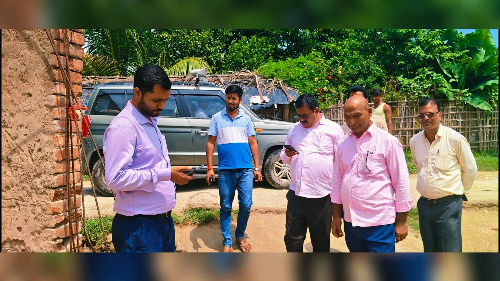 पंचायत सरकार भवन में राशन कार्ड सत्यापन की समीक्षा बैठक, BDO ने प्राथमिक व मध्य विद्यालय का किया निरीक्षण