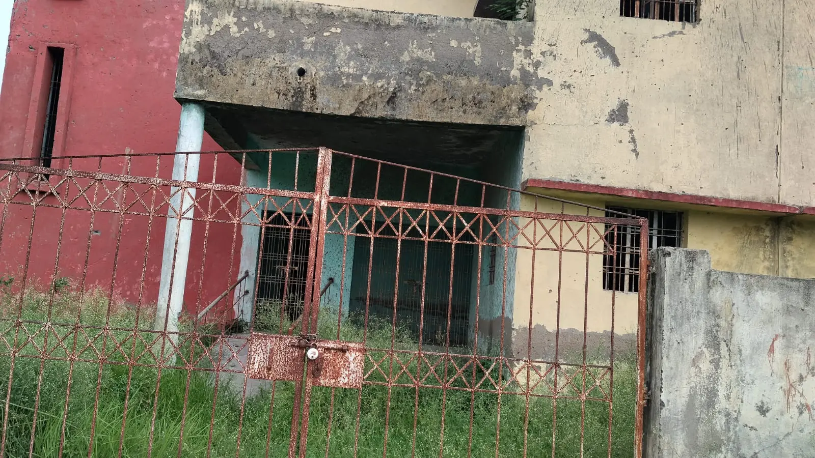 दो करोड़ की लागत से बना कस्तूरबा छात्रावास 5 साल से बंद, बाउंड्री वॉल न होने से जर्जर हो रहा भवन