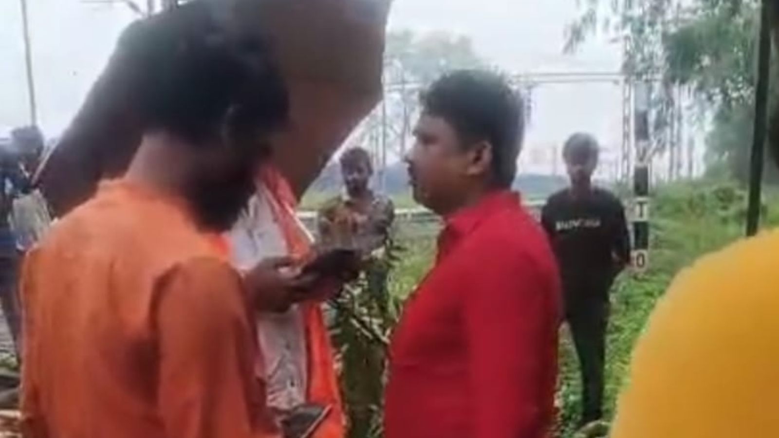 घटनास्थल पर मौजूद लोग 
