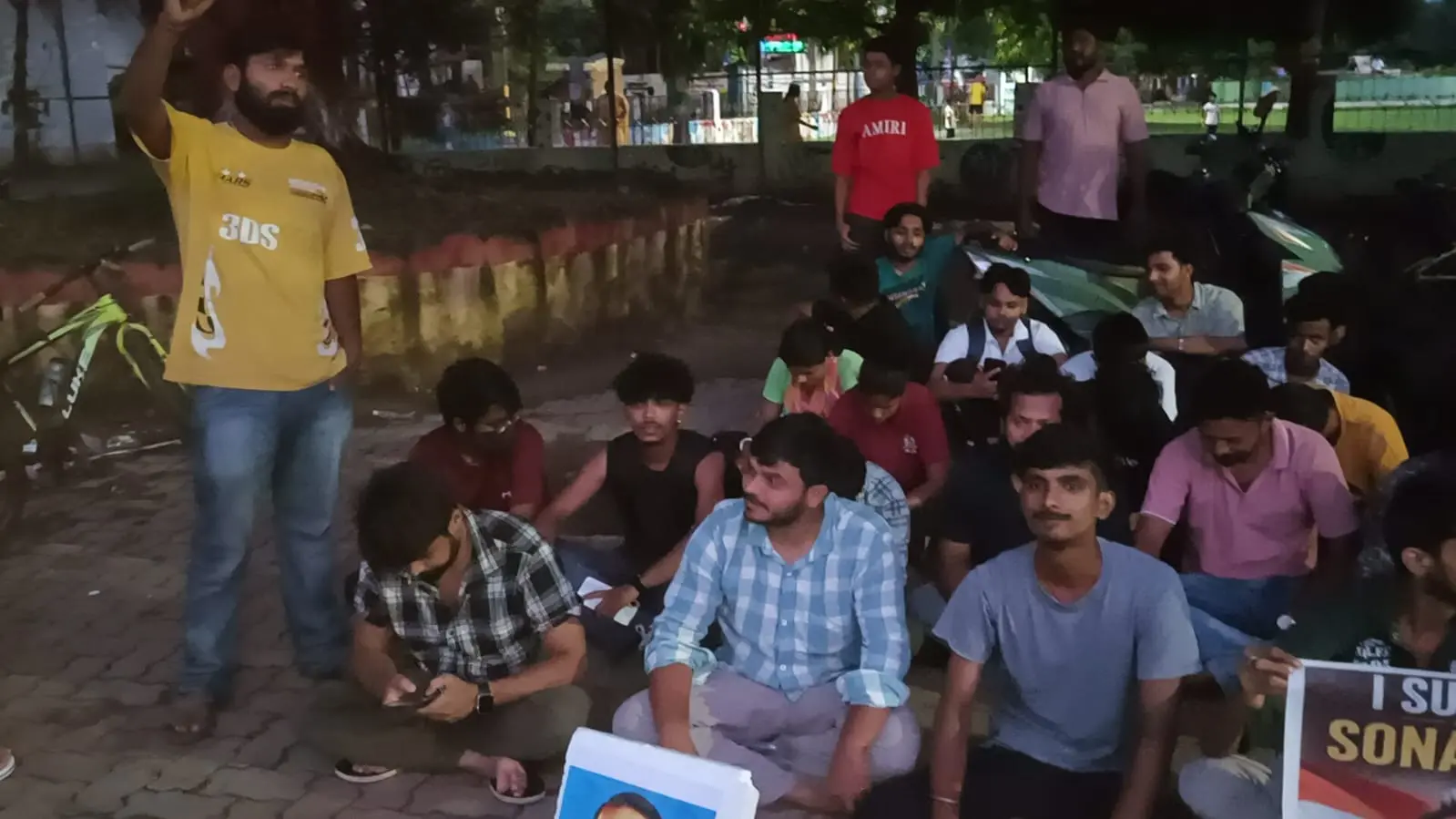 नीट पेपर लीक के विरोध में मुंगेर समाहरणालय के पास छात्रों का धरना, शिक्षा मंत्री के इस्तीफे की उठी मांग