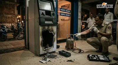 बेखौफ लुटेरों का तांडव: 15 मिनट में गैस कटर से काटा HDFC का ATM, ₹3.77 लाख कैश लेकर फरार