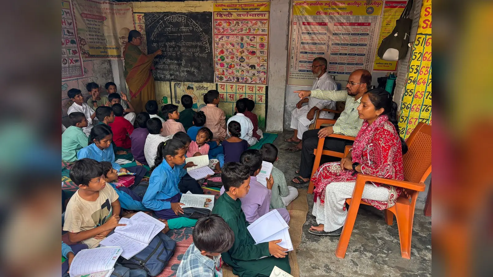 एक कमरा, पांच कक्षाएं और 65 बच्चे... डिजिटल इंडिया के दौर में समस्तीपुर का स्कूल बेहाल