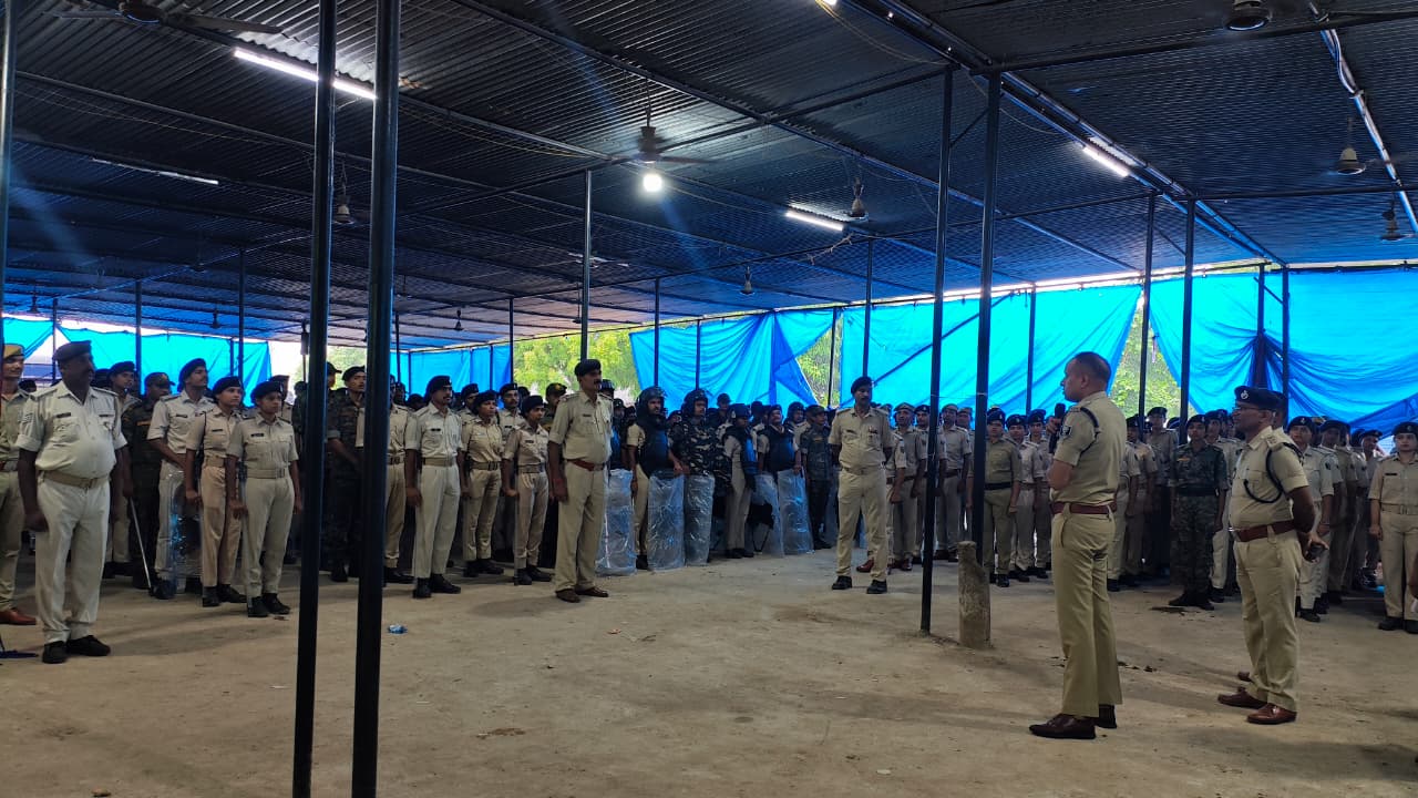 पुलिसकर्मी को आदेश देते एसएसपी सुशील कुमार
