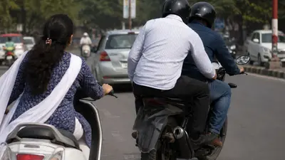 हिम्मत दिखाकर युवती ने बदमाशों से छीना अपना मोबाइल, पुलिस को देख भागे उचक्के