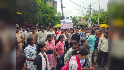 दिल्ली के जंतर-मंतर पर छात्रों पर कार्रवाई के विरोध में हवेली खड़गपुर में छात्रों ने निकाला आक्रोश मार्च