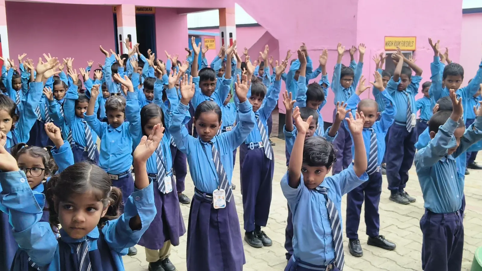 राजपुर का खीरी स्कूल बना मिसाल, योग-अनुशासन और इको क्लब से बदल रही बक्सर की तस्वीर