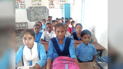 मदनपुर में जर्जर भवन में पढ़ाई करने को मजबूर 186 छात्र, चार कमरे बने खतरा; दो कमरों में चल रही आठवीं तक की क्लास