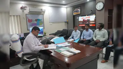 कल्याण योजनाओं की डीएम ने की समीक्षा, लंबित मामलों के त्वरित निष्पादन के निर्देश
