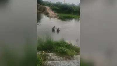 18 साल से अधूरा पड़ा कमला नदी का पुल, जान जोखिम में डाल नदी पार कर रहे लोग