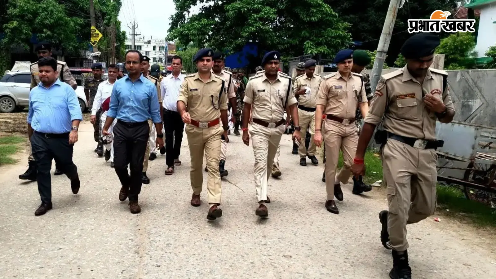 नवादा में छात्र आंदोलन को लेकर हाई अलर्ट, डीएम-एसपी ने शहर में निकाला फ्लैग मार्च