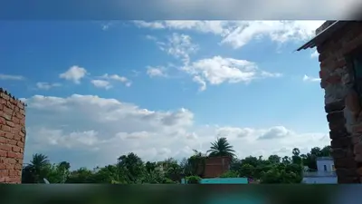 कमतौल: नीले आसमान और सफेद बादलों संग सुहावना हुआ मौसम, लोगों को मिली राहत
