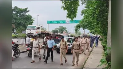 छात्र प्रदर्शन को देखते हुए विधि -व्यवस्था एवं शांति -व्यवस्था बनाए रखने हेतु निकाला गया फ्लैग मार्च