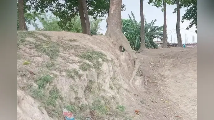 मीरगंज में परमान नदी का तटबंध जर्जर, ग्रामीणों ने जताई बाढ़ की आशंका