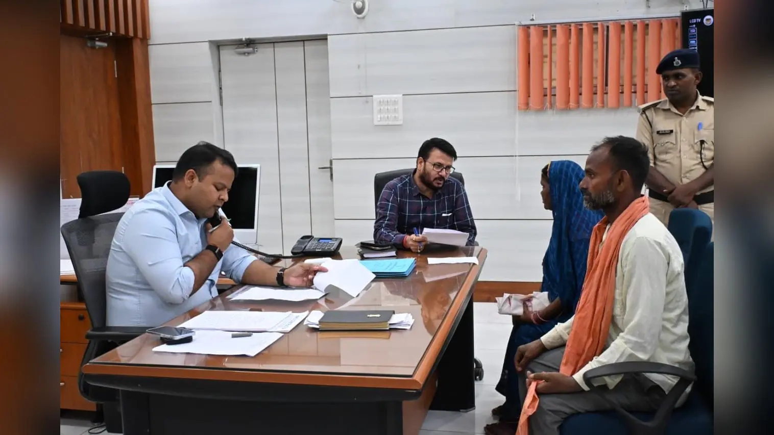 गोपालगंज में डीएम के जनता दरबार में 28 शिकायतों की सुनवाई, अधिकारियों को त्वरित कार्रवाई के निर्देश