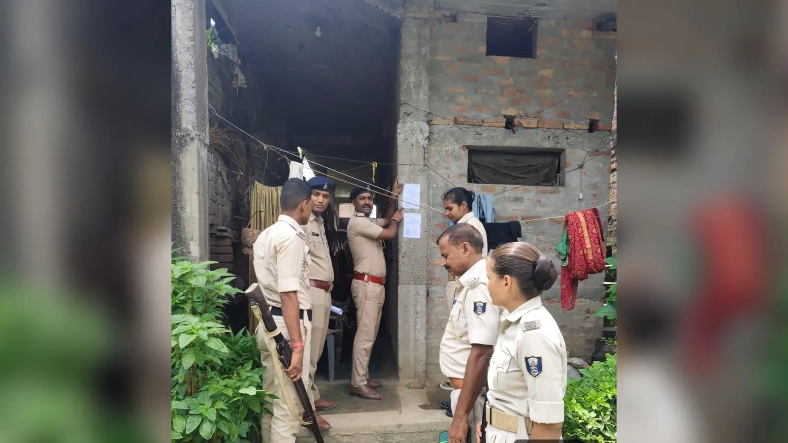 कमतौल में जानलेवा हमला मामले के दो फरार आरोपियों के घर इश्तहार चस्पा, सरेंडर नहीं करने पर होगी कुर्की