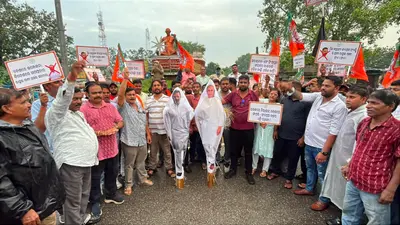केंद्रीय शिक्षा मंत्री के खिलाफ दिए गए कथित बयानों की BJP ने की निंदा, फूंका राहुल गांधी और नवीन पटनायक का पुतला
