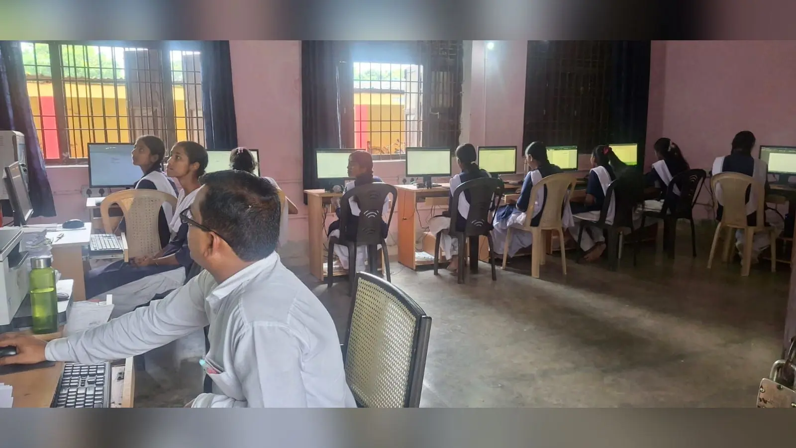 एसडीएम विनय कुमार ने किया सरस्वती विद्या निकेतन +2 विद्यालय का निरीक्षण, छात्राओं की डिजिटल शिक्षा पर दिया जोर