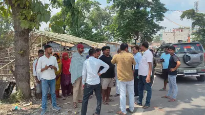 खबर का असर! प्रभात खबर में खबर छपते ही जागा प्रशासन, गणपतगंज बाजार में जेसीबी से कराई गई कचरे की सफाई