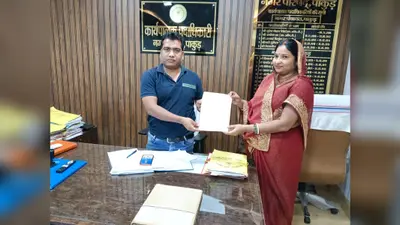 सड़कों पर आवारा पशुओं से बढ़ी परेशानी, वार्ड पार्षद ने नगर परिषद को ज्ञापन सौंप की कार्रवाई की मांग
