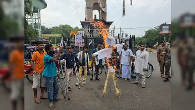 बक्सर में प्रदर्शन: नीट पेपर लीक पर धर्मेद्र प्रधान का पुतला फूंका, इस्तीफे की मांग