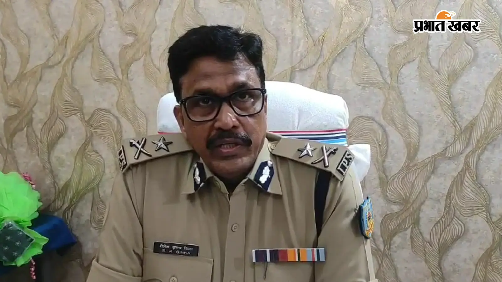 बोकारो रेंज के आईजी ने सिंदरी एसडीपीओ कार्यालय का किया निरीक्षण, त्योहारों की तैयारियों का लिया जायजा