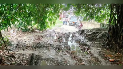 पीएचसी तक जाने वाली कच्ची सड़क बनी मुसीबत, कीचड़ और जलजमाव से मरीज परेशान