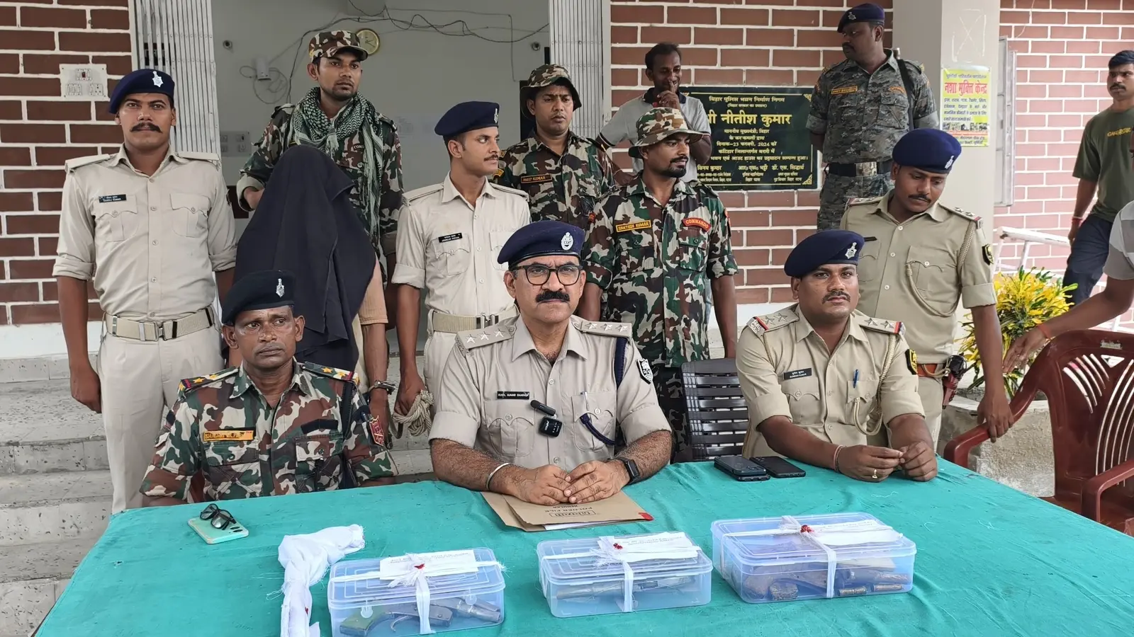 बरारी में ग्रिल दुकान की आड़ में चल रही मिनी गन फैक्ट्री का भंडाफोड़, हथियारों का जखीरा बरामद