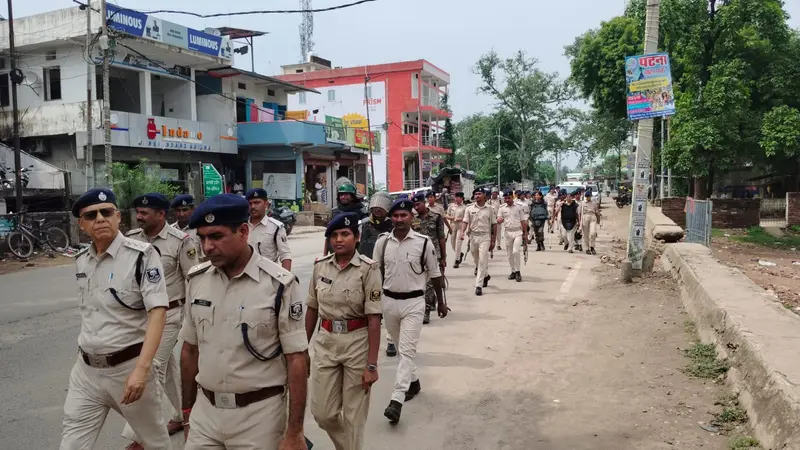भोजपुर : कोईलवर में पुलिस का फ्लैग मार्च, लोगों से शांति और सौहार्द बनाए रखने की अपील