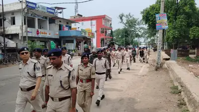 भोजपुर : कोईलवर में पुलिस का फ्लैग मार्च, लोगों से शांति और सौहार्द बनाए रखने की अपील